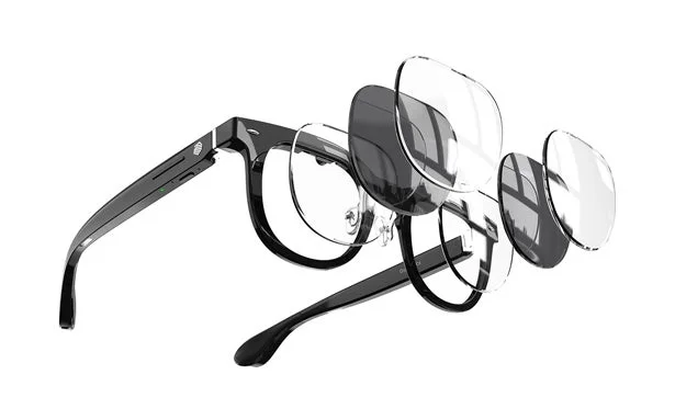 黒いフレームのスマートグラスが、複数の交換可能なレンズと共に分解された状態で表現されている