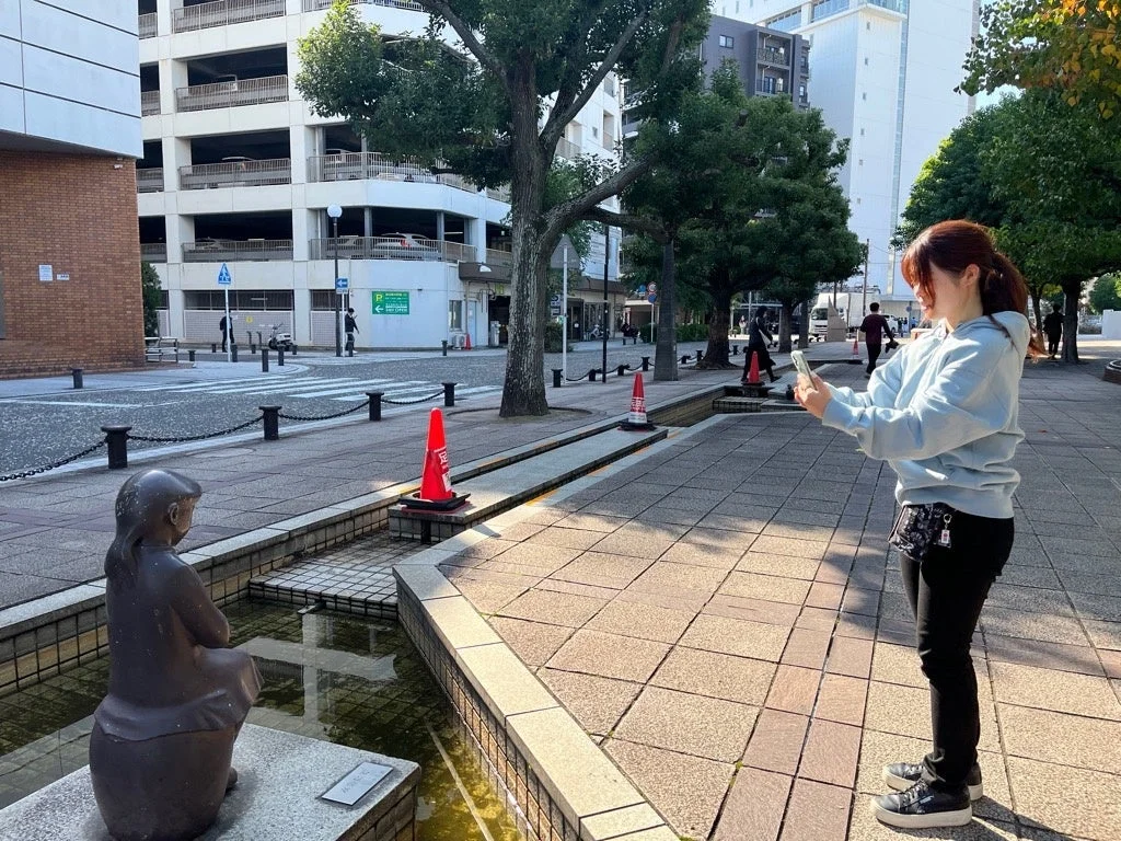 屋外でスマートフォンを使ってスキャンする様子