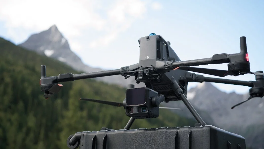 DJI業務用ドローンと山々
