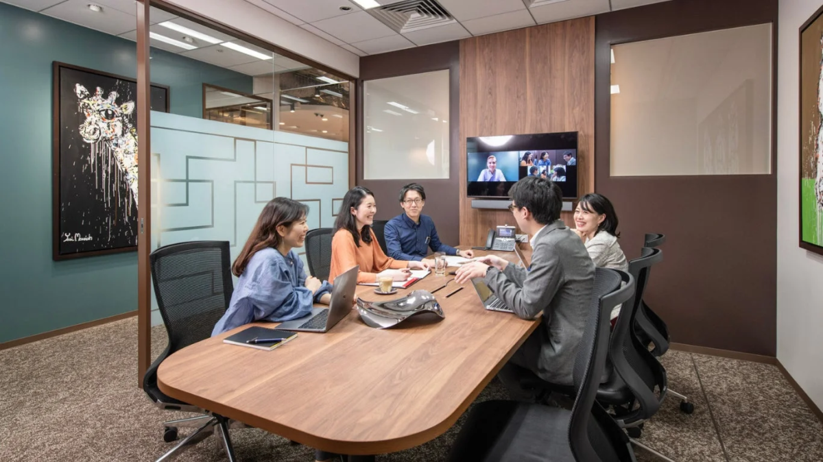 協力し合う人々