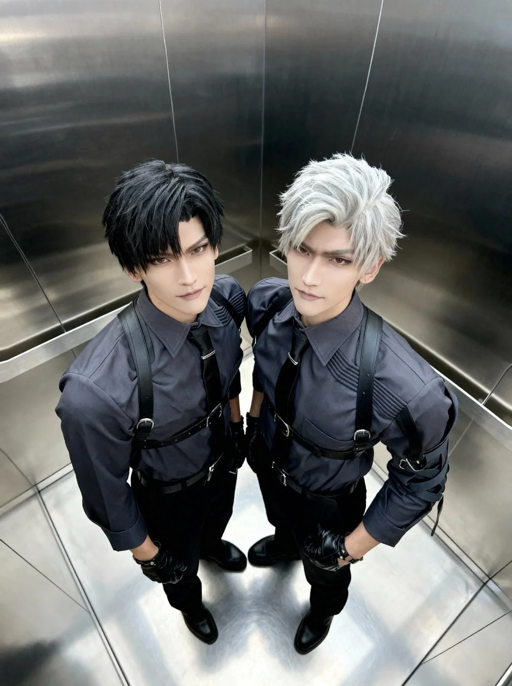 エレベーター内でポーズをとる、黒髪と白髪の男性二人のコスプレイヤー。