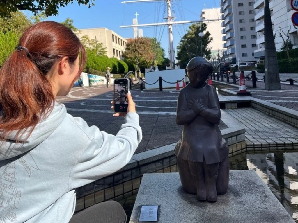 屋内でスマートフォンを使ってスキャンする様子