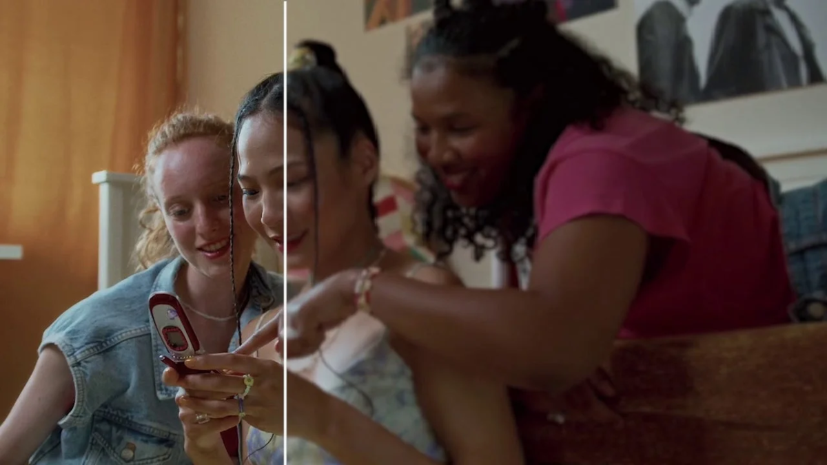 3人の女性がスマートフォンを見ている