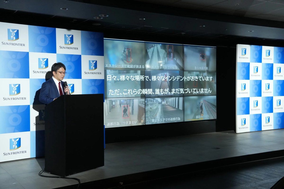 プレゼンテーションのスクリーンにインシデントの監視カメラ映像が映し出されている様子