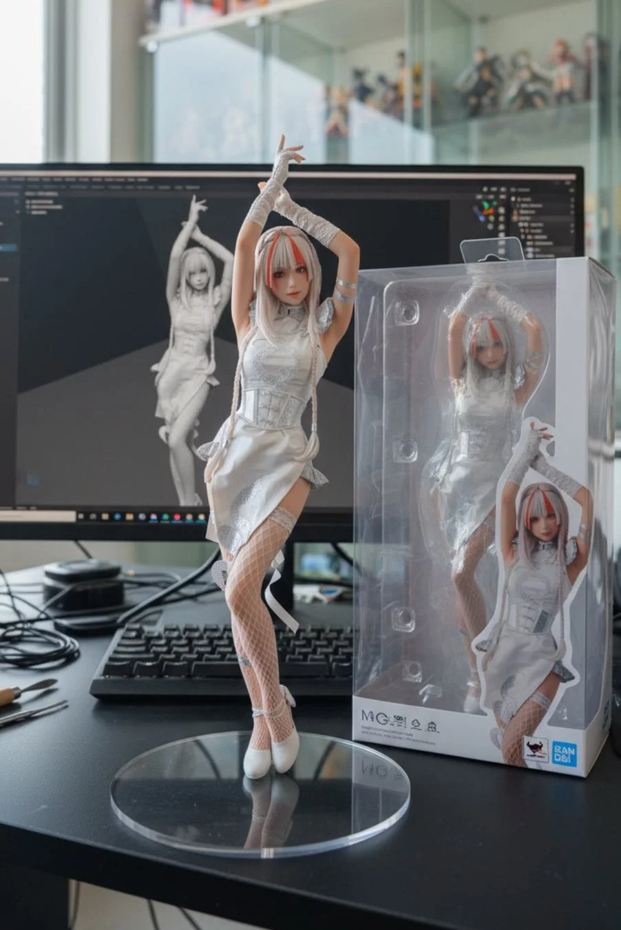 白いドレスと網タイツを着用したアニメスタイルのフィギュアが透明な台座の上に飾られています。
