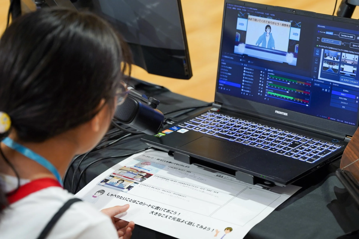 モーションキャプチャーを体験する学生たち