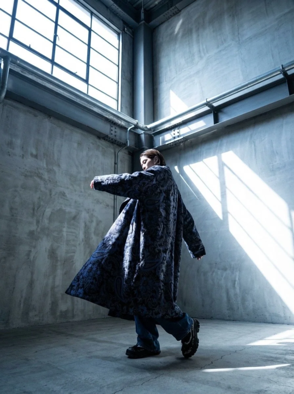 女性、ファッション、コート、ペイズリー柄、デニム、インダストリアル、窓、光、影、ポートレート、ストリートスタイル、冬服、カジュアル、ウォーキング