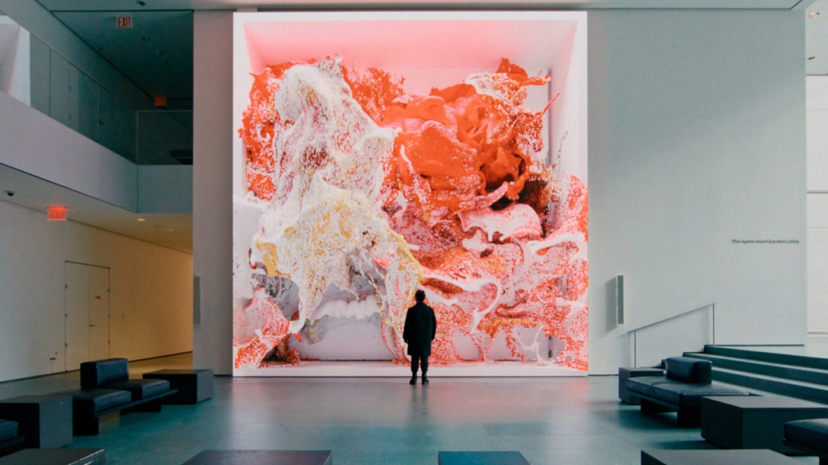 デジタルアートインスタレーションを鑑賞する人物