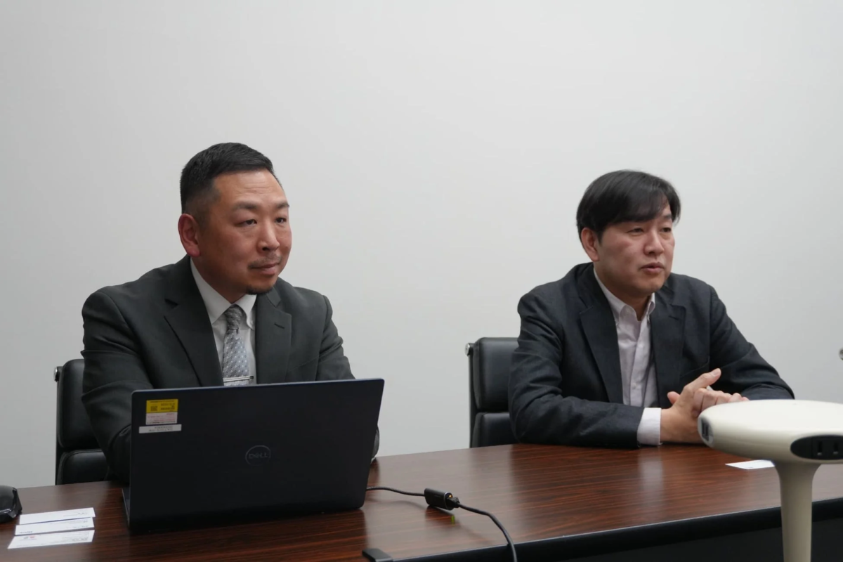 会議室で話し合うビジネスマン