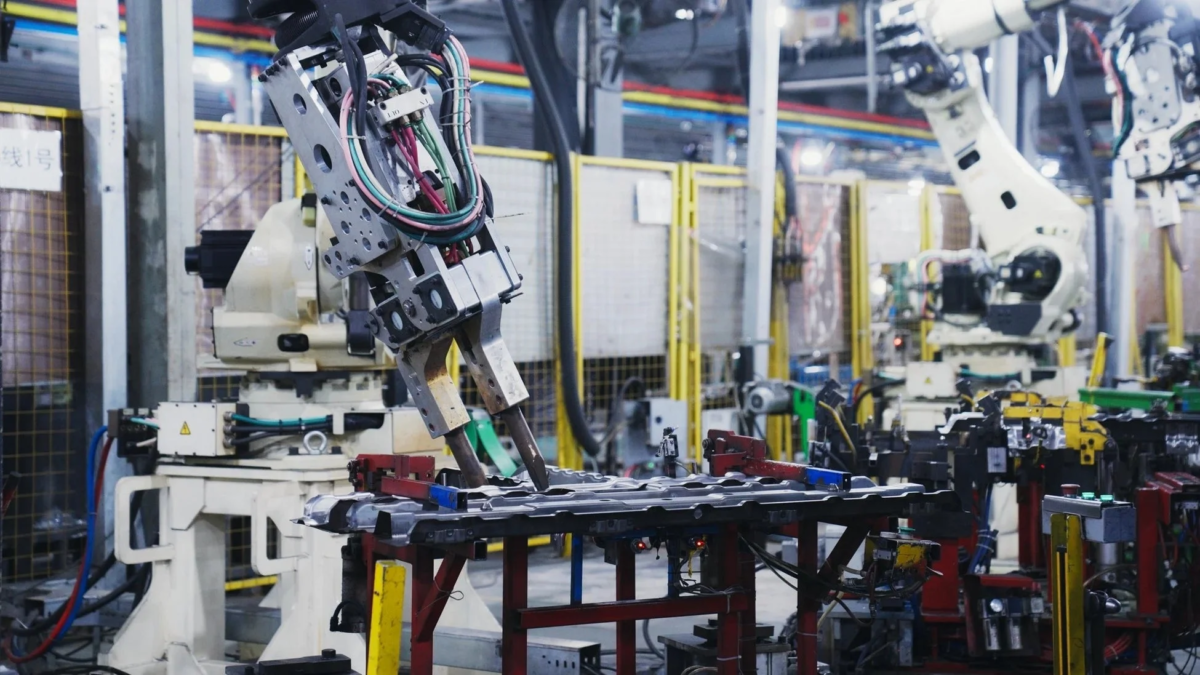 工場で稼働する産業用ロボット