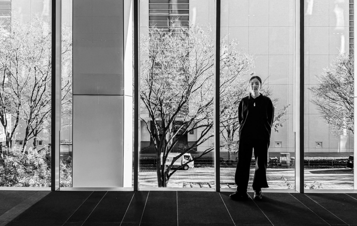 窓辺に立つ女性