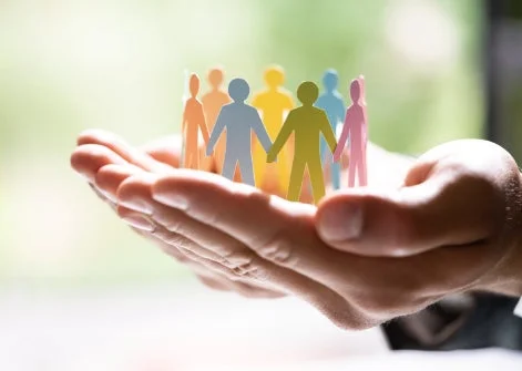 手のひらの上の紙人形