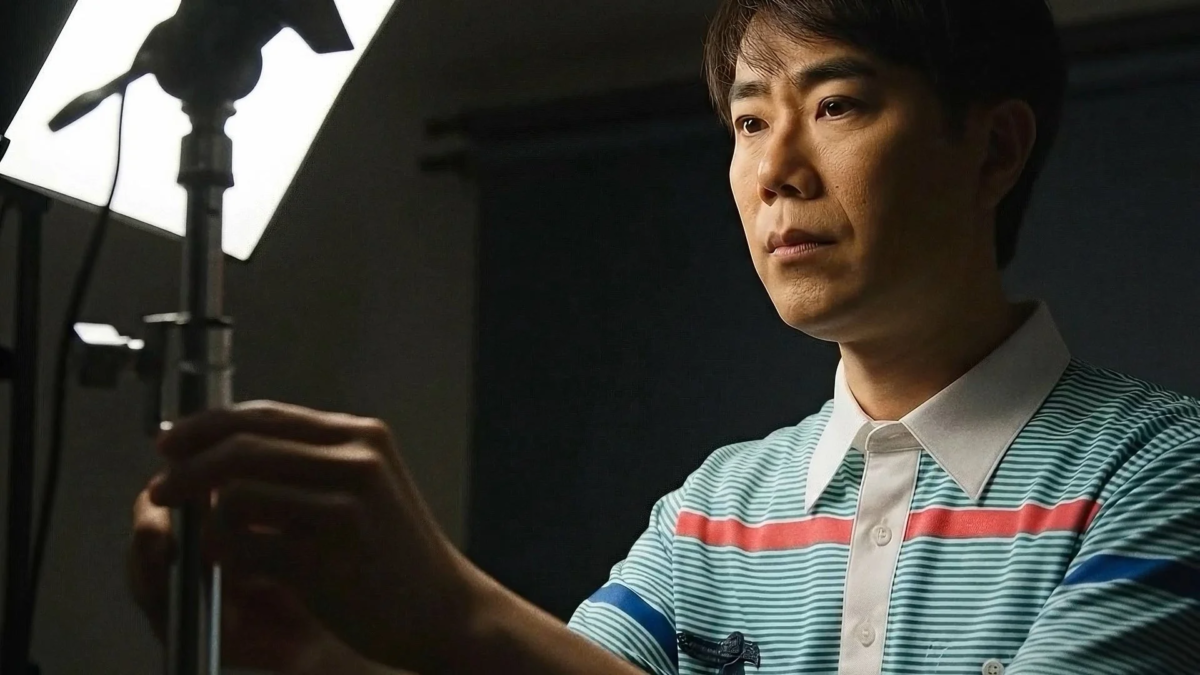 照明機材を調整しているアジア人男性のポートレート