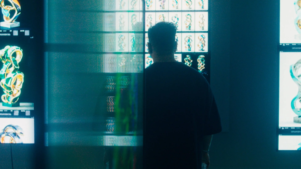 デジタルアートを鑑賞する人物