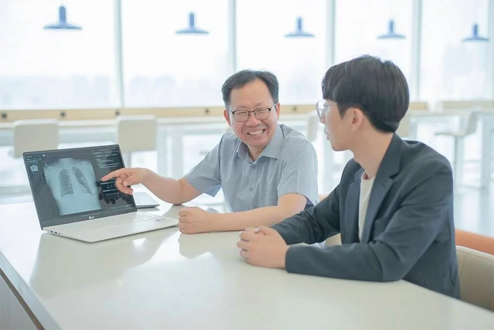 胸部X線画像を見ながら話し合う様子
