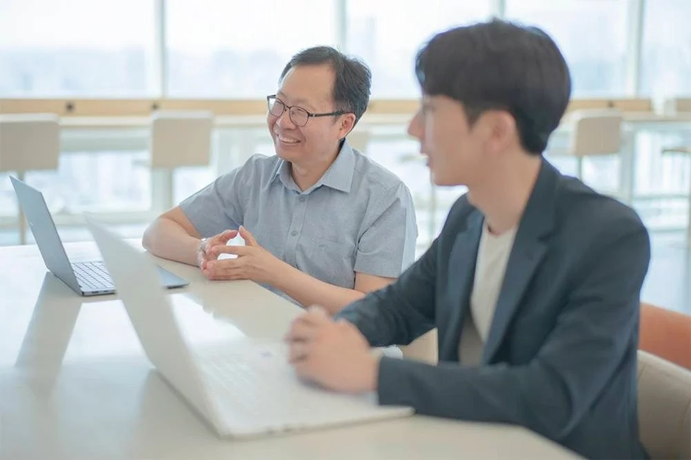 オフィスで談笑する二人