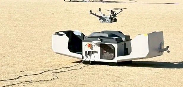 ドローンが地上ステーションの上でホバリングしている様子