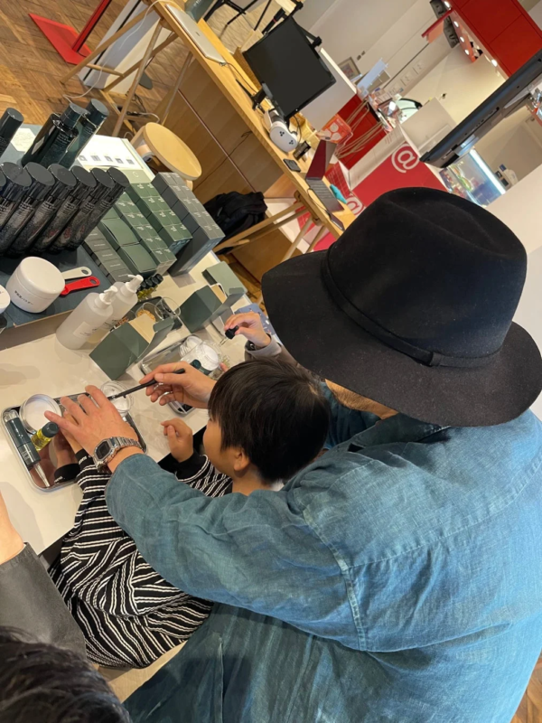 親子でスキンケア製品を作るワークショップ