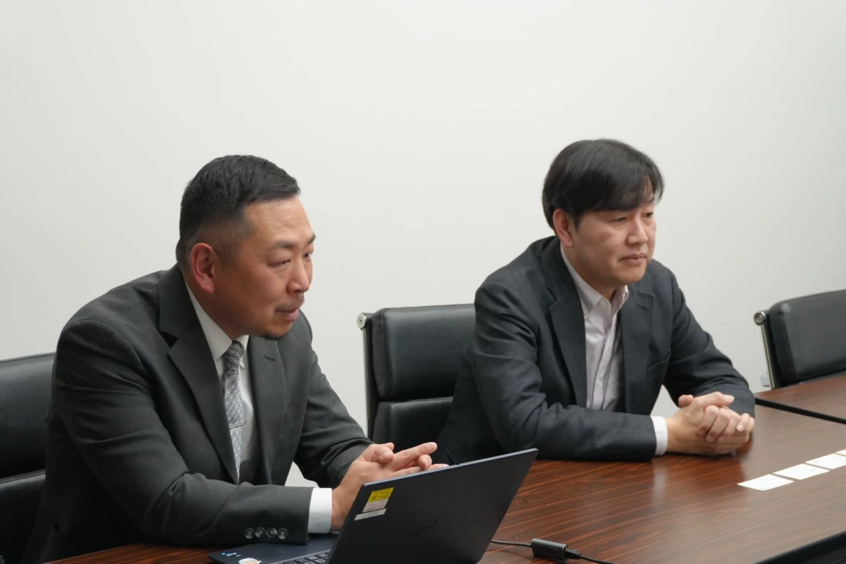 会議室で資料を見るビジネスマン