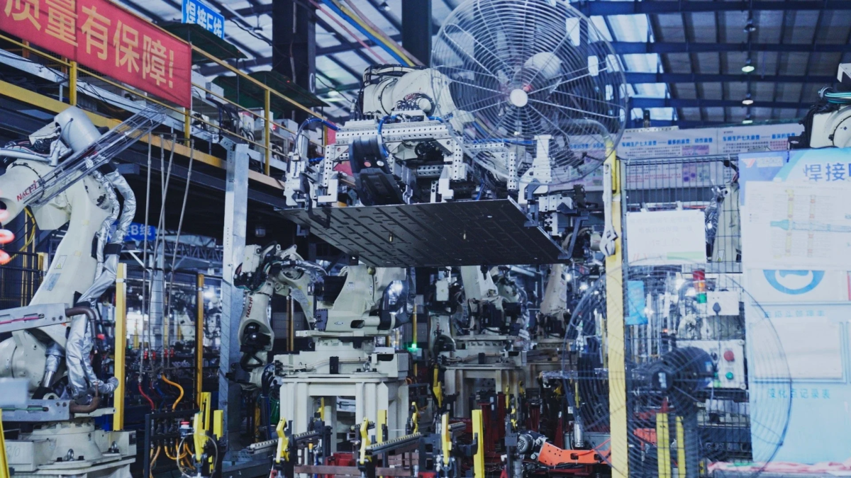 複数の産業用ロボットが稼働する自動化された工場内の様子