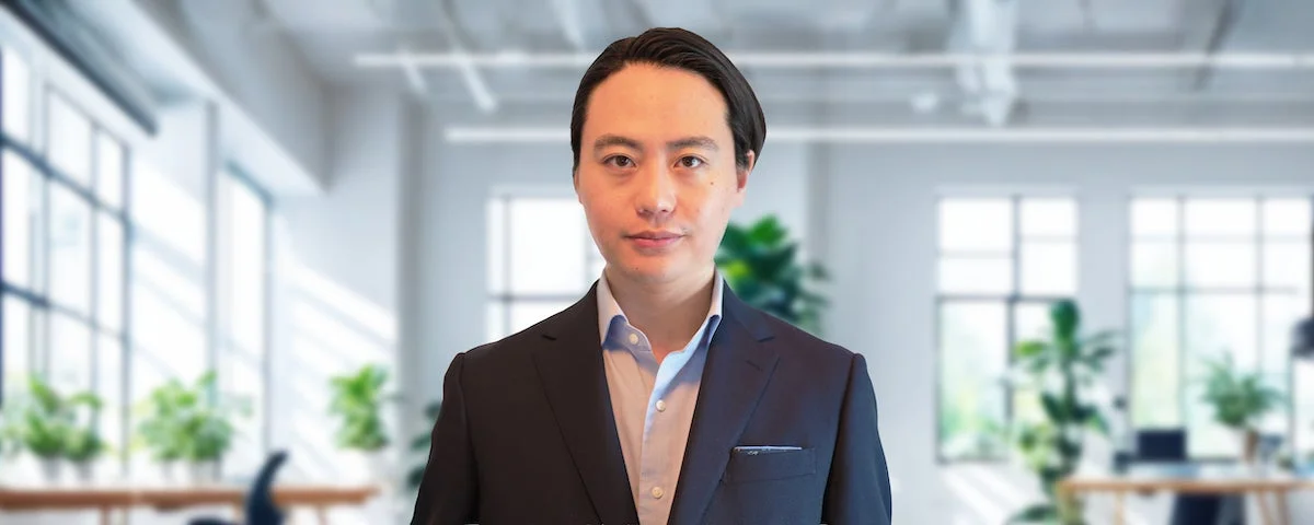 ビジネススーツを着たアジア人男性のポートレート