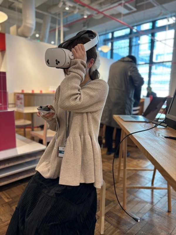 VR体験をする女性