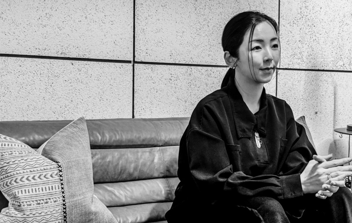 ソファに座る女性