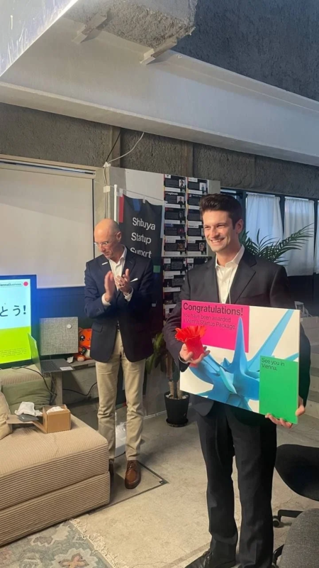 男性が賞を受け取っている様子