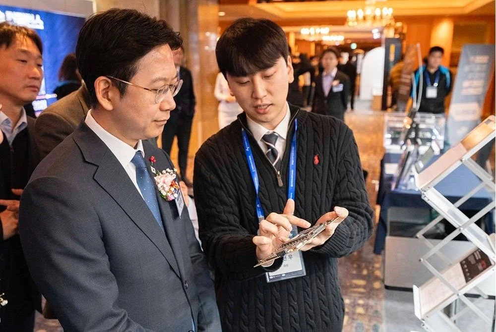 テクノロジーイベントで説明を受ける人々