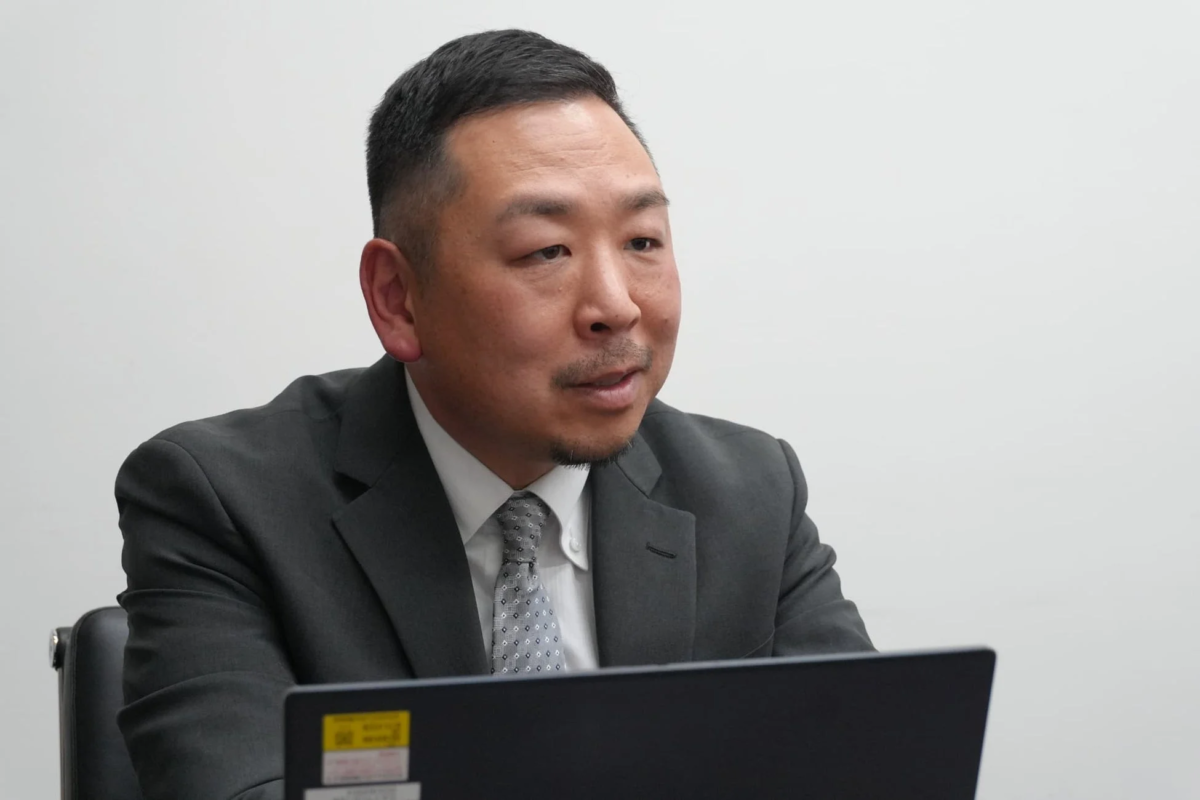 会議室で話すビジネスマン