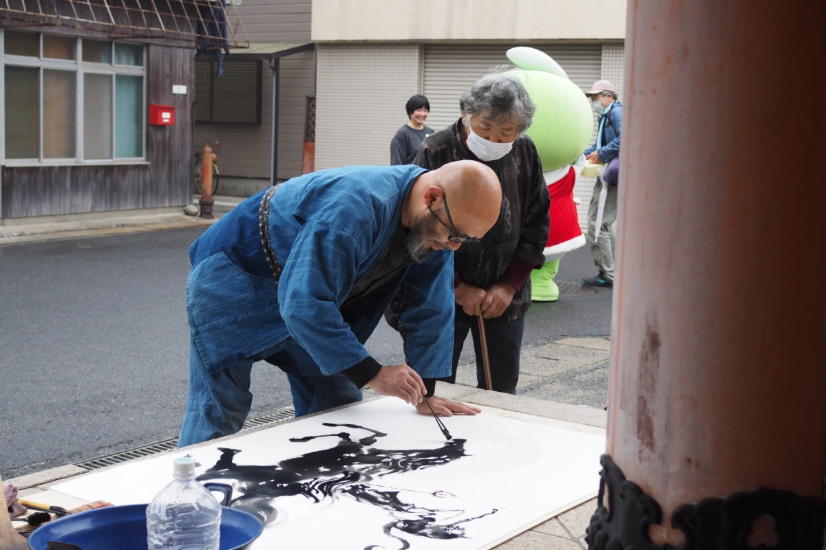 墨絵を描く様子