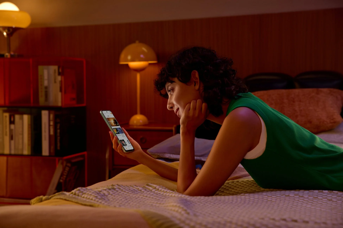 ディスプレイでコンテンツを楽しむ女性