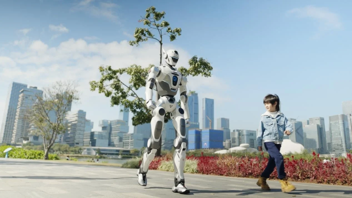 晴れた日の都市公園で、少年と白いヒューマノイドロボットが並んで散歩している