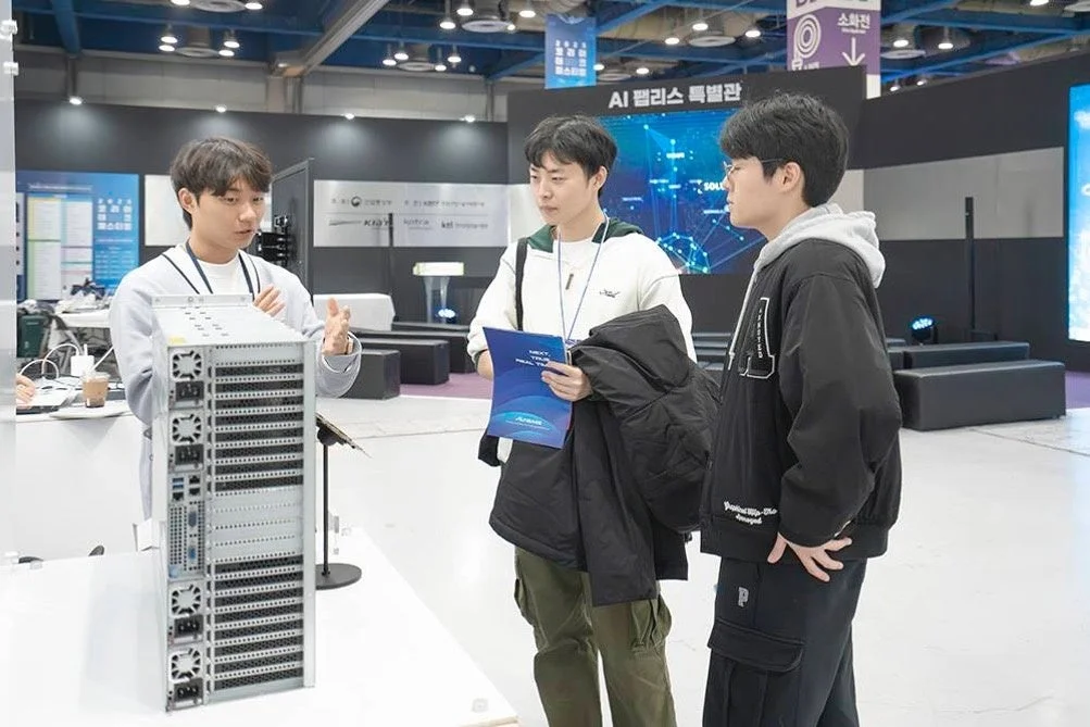 AI関連展示会でサーバーラックについて説明する様子