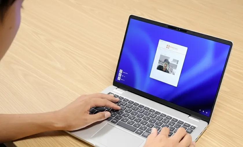 ノートパソコンで顔認証を行っている様子