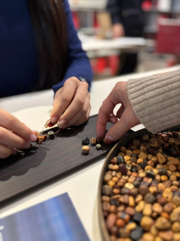 ビーズアクセサリー作りの様子