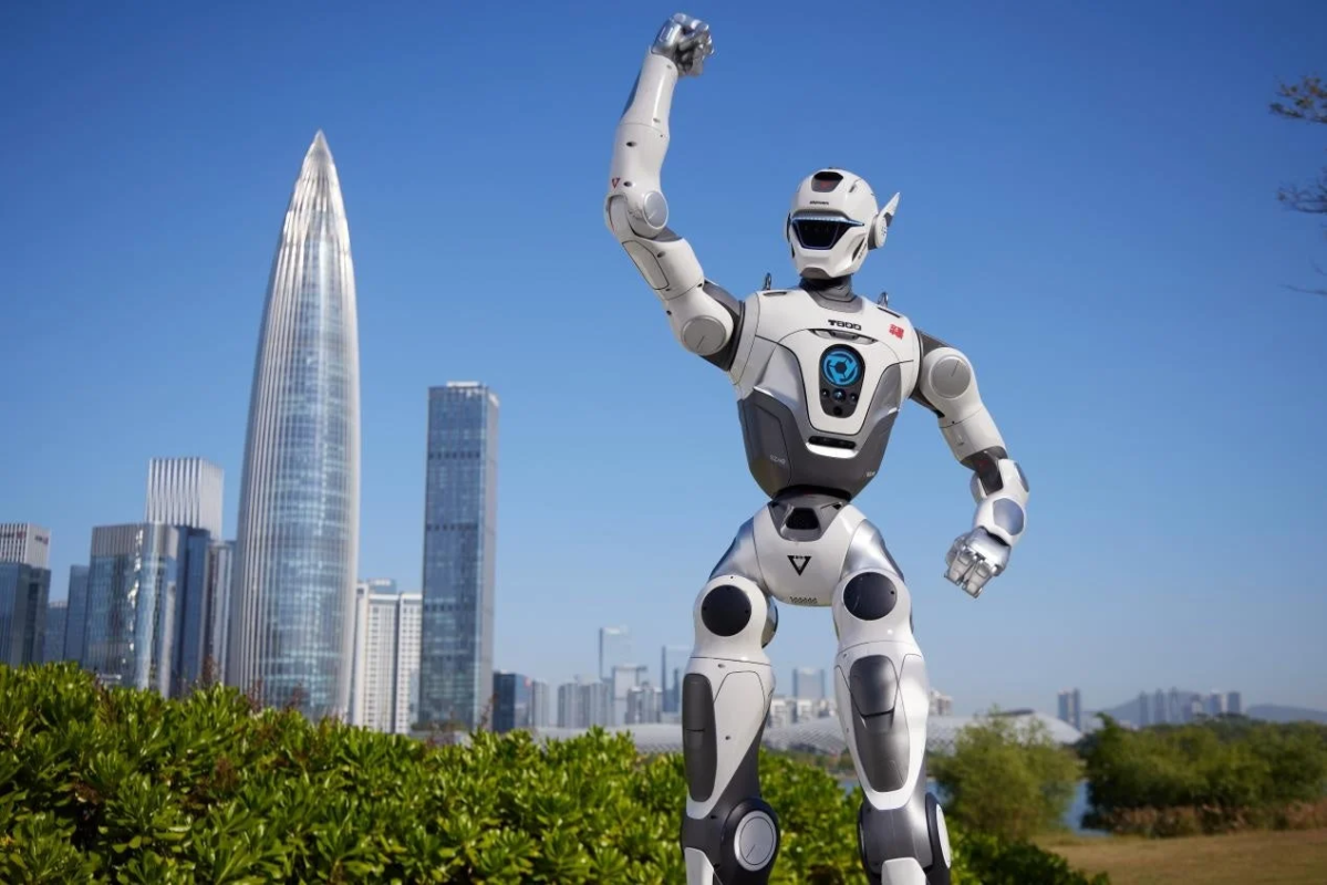 都市の超高層ビル群を背景に力強いポーズをとるヒューマノイドロボット