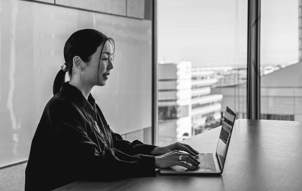 PC作業をする女性の横顔