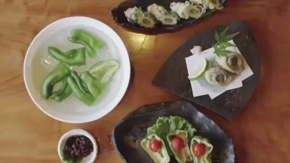 食卓に並べられたピーマンを使った和風料理