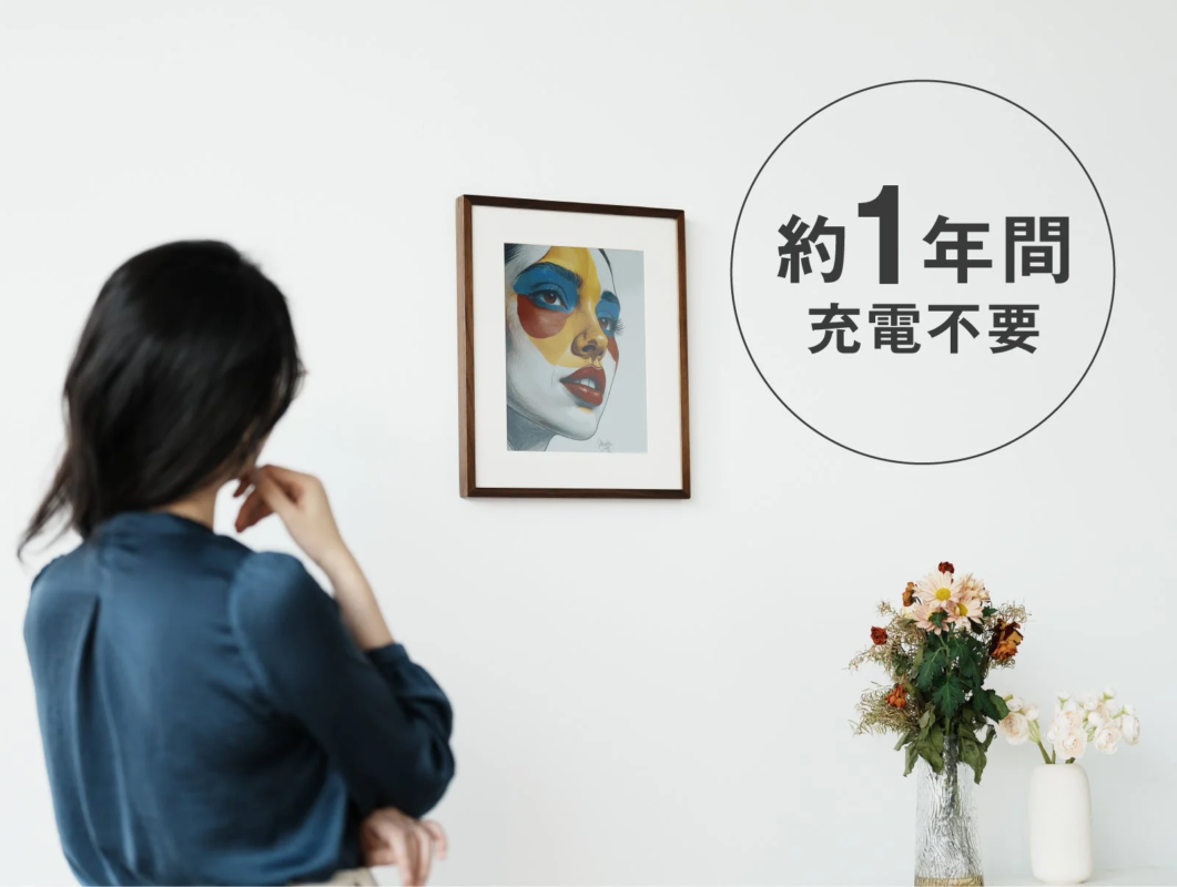 女性が絵画を鑑賞している