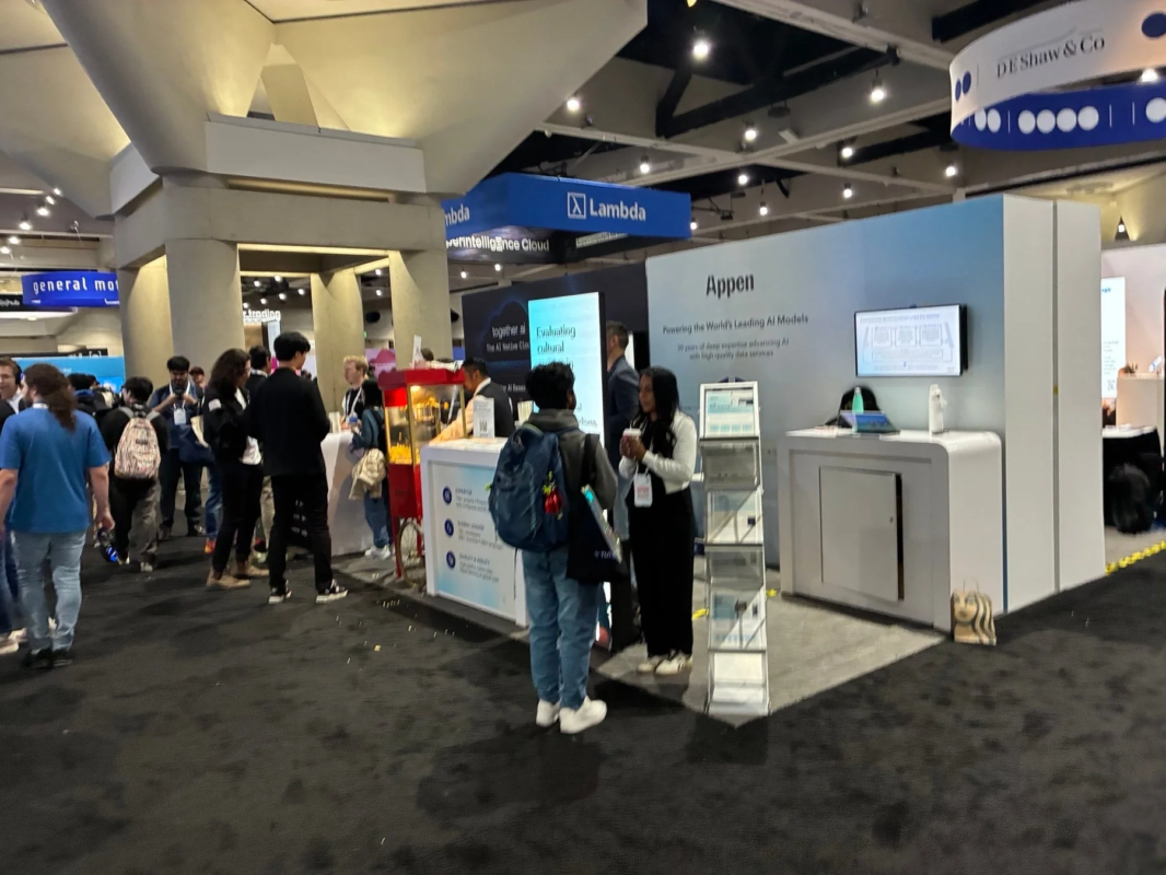 活気あふれる企業ブース