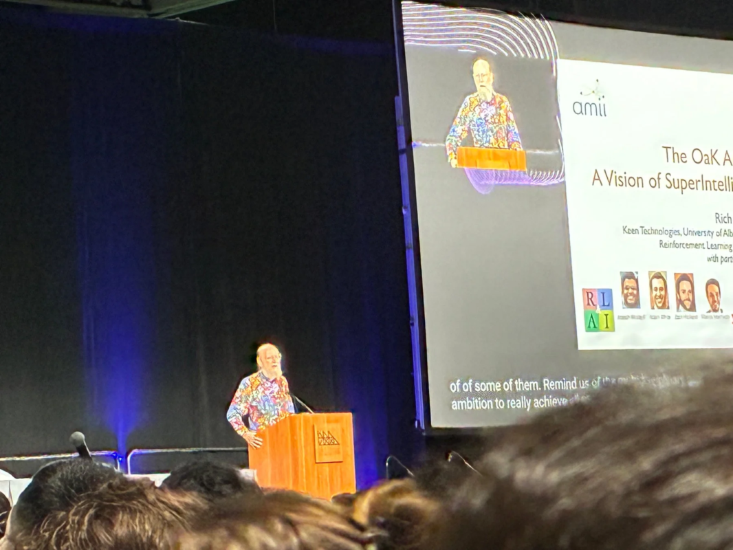 壇上で講演するRich Sutton氏