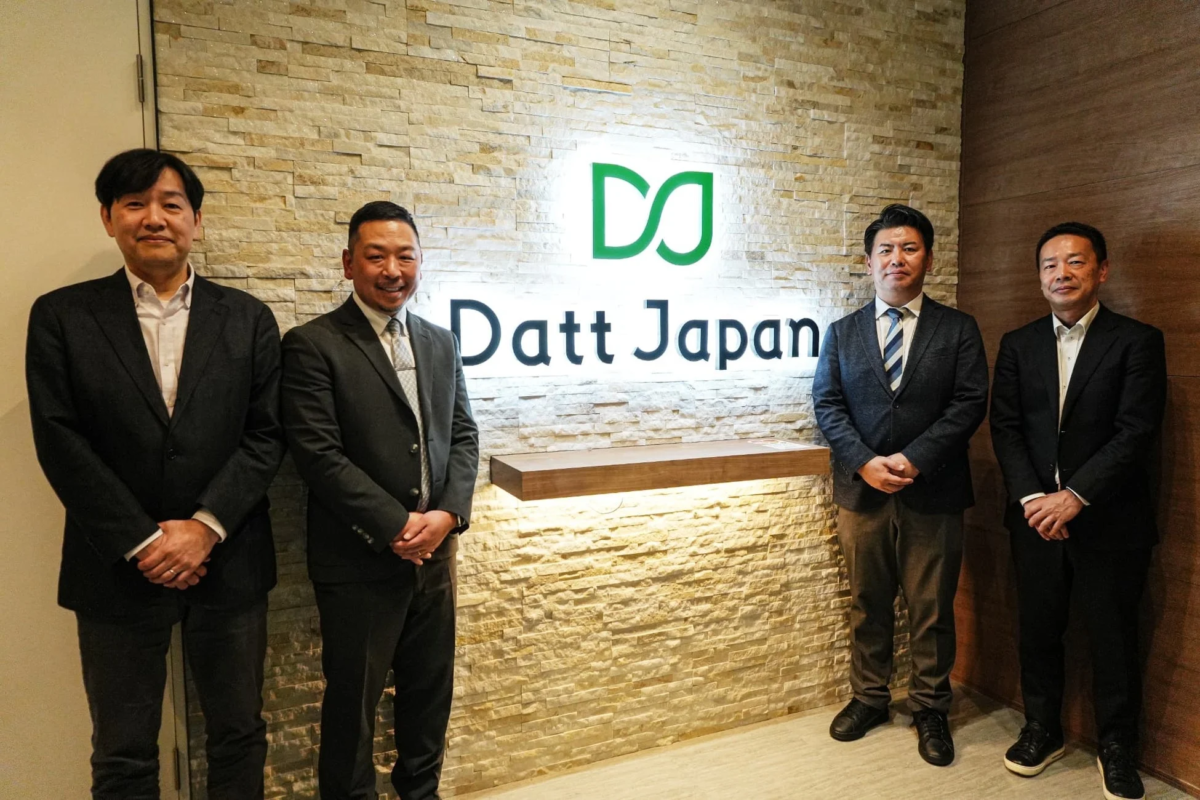 Datt Japanのロゴと4人のビジネスマン