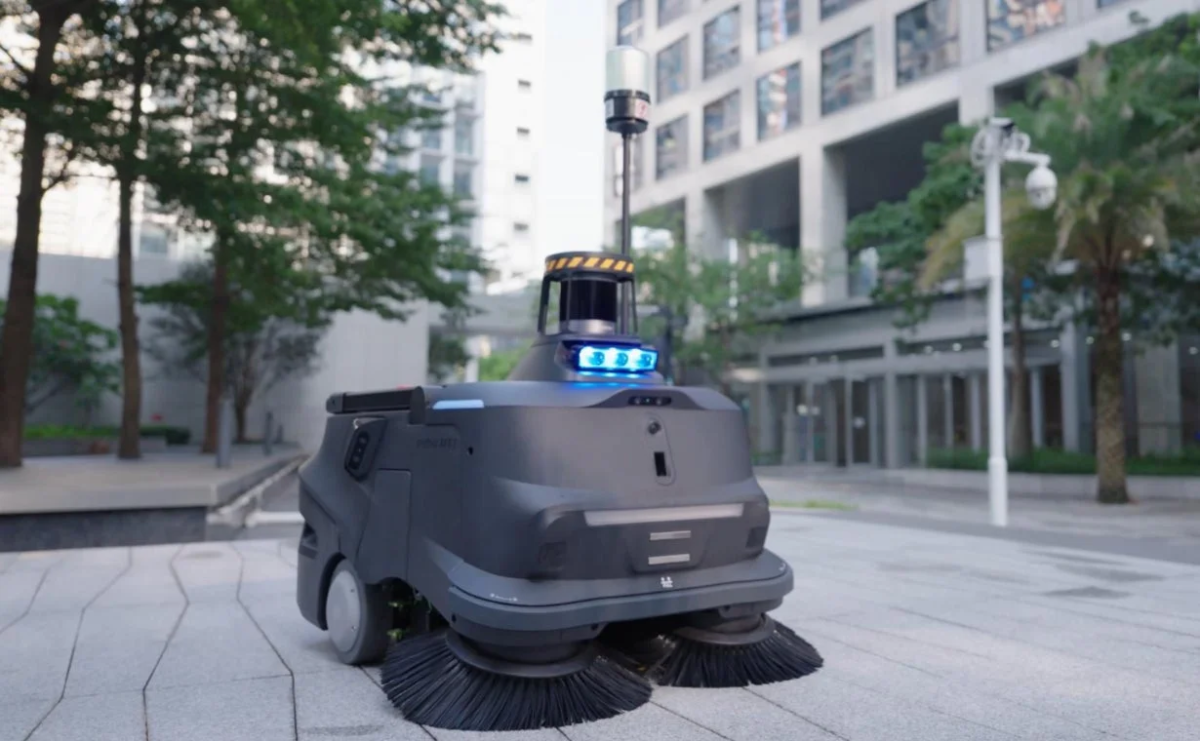 屋外で稼働する清掃ロボット