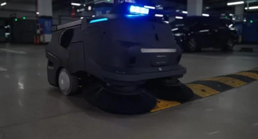 地下駐車場で清掃中のロボット