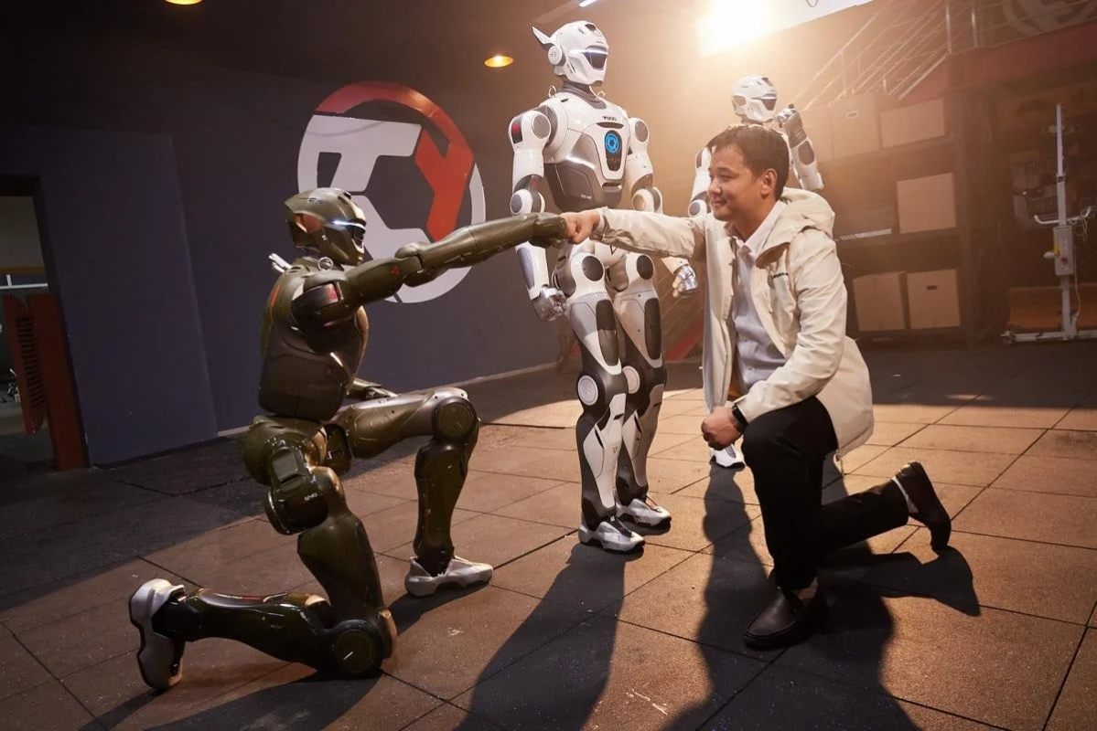 人間とヒューマノイドロボットが拳を合わせている瞬間