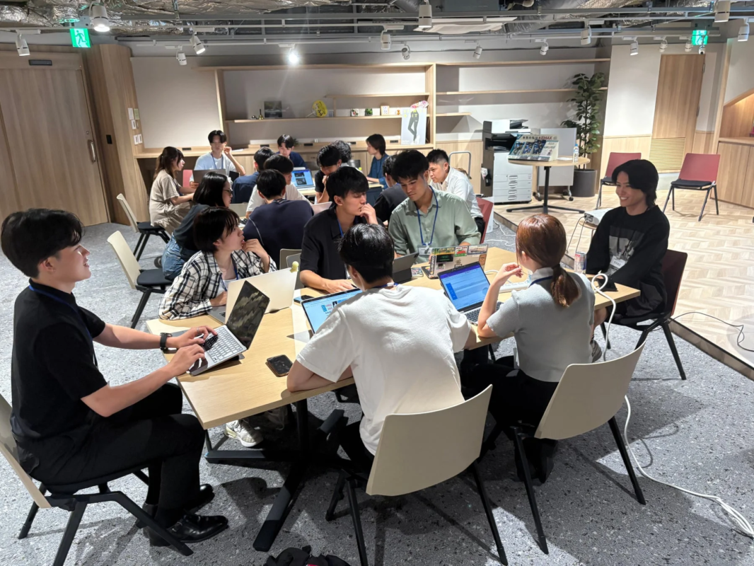 コワーキングスペースでグループワークに取り組む学生たち