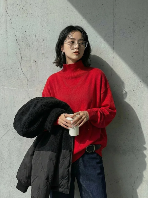 女性、ファッション、赤いセーター、タートルネック、ジーンズ、ショートヘア、メガネ、コーヒーカップ、ジャケット、コンクリート壁、日差し、カジュアル、ストリートファッション