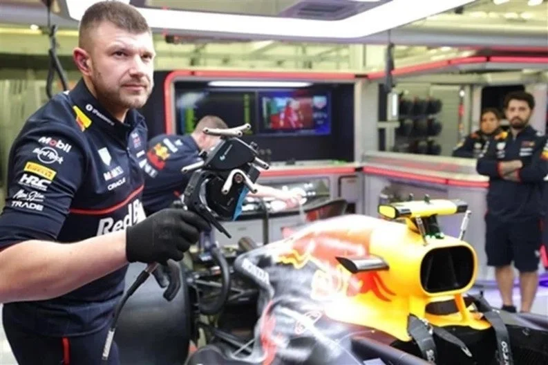 レッドブルレーシングのメカニックがF1マシンを整備している様子