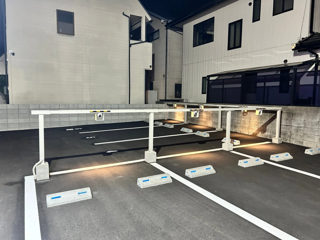 夜間の駐車場風景